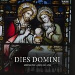 സ്വർണ്ണ കുപ്പായവും, മേലങ്കിയും, ഊറാറയും അണിഞ്ഞു മാലാഖ കുർബാനയുമായി വന്നപ്പോൾ