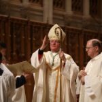 വൈദികന്റെ നേരെയിരിക്കുന്ന മുറിയപെട്ട തിരുവോസ്തി