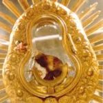 വൈദികൻ പുസ്തകത്താളിൽ ദിവ്യകാരുണ്യം കൊണ്ടു പോയപ്പോൾ!!