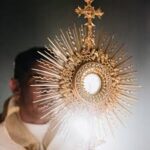 തിരുവോസ്തി നിലത്തു വീണപ്പോൾ വിശുദ്ധർ ചെയ്തത്; നമ്മൾ ചെയ്യുന്നത്!!