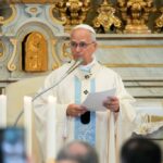 മിസ് യൂണിവേഴ്സ് മഹില റോത്ത് കൈയിൽ കിരീടവുമായി പരിശുദ്ധനായ ദിവ്യകാരുണ്യ നാഥന്റെ മുമ്പിൽ മുട്ടിലിഴഞ്ഞപ്പോൾ